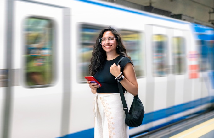 Mujer en estación de metro