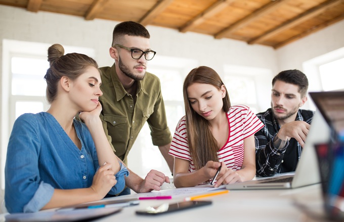 El 24 % de los jóvenes en España cambiaría de empresa por el ambiente laboral