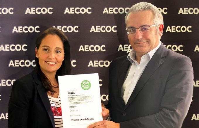 María Tena, gerente del área de logística y transporte de AECOC, hace entrega del premio Lean & Green a Alberto Madariaga, director de operaciones de Eroski