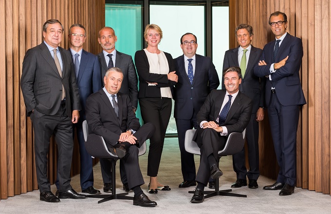 José Luis Perelli y Federico Linares (sentados), junto a Víctor Gómez de la Cruz, Francisco Velasco, Francisco Rahola, Hildur Eir Jónsdóttir, José Luis Risco, Juan López del Alcázar e Ignacio Rel, de izquierda a derecha