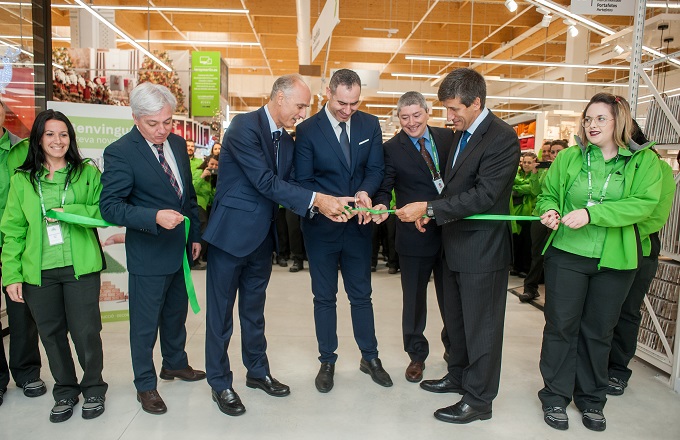 De izquierda a derecha, Carles Barrera, responsable de Expansión, Ignacio Sánchez, director general de Leroy Merlin España y AKI España, Rubén Ordóñez, director de Tienda, Rodolfo Casero, director región Cataluña, y Juan Sevillano, director de Desarrollo