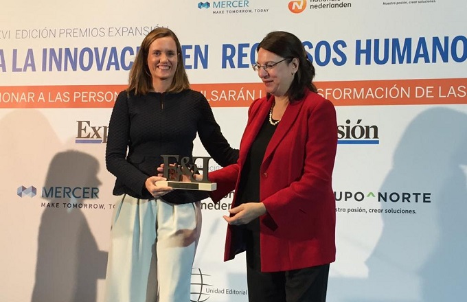 Teresa Gallastegui (izda) recogiendo el premio