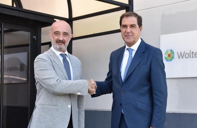 Bernardo Sainz-Pardo (izda.), director general de Wolters Kluwer Formación, y Antonio Vázquez, presidente de Consultoría y Servicios Universitarios, sociedad gestora de AMICU universitarios