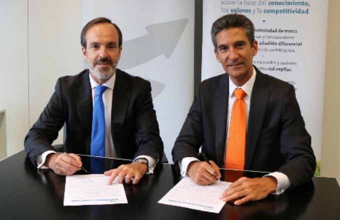 Mauricio García de Quevedo (izda.), director general de FIAB, y Pablo Corrons, director de servicios de información sectorial de Aenor