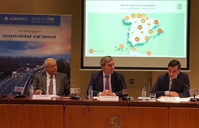 De izquierda a derecha, José Miguel Báez, presidente de Fundación CNAE, Constantino Perea, director territorial de Asepeyo, y Álvaro Gómez Méndez, director del Observatorio Nacional de Seguridad Vial de la DGT, durante la presentación del observatorio de la siniestralidad vial laboral