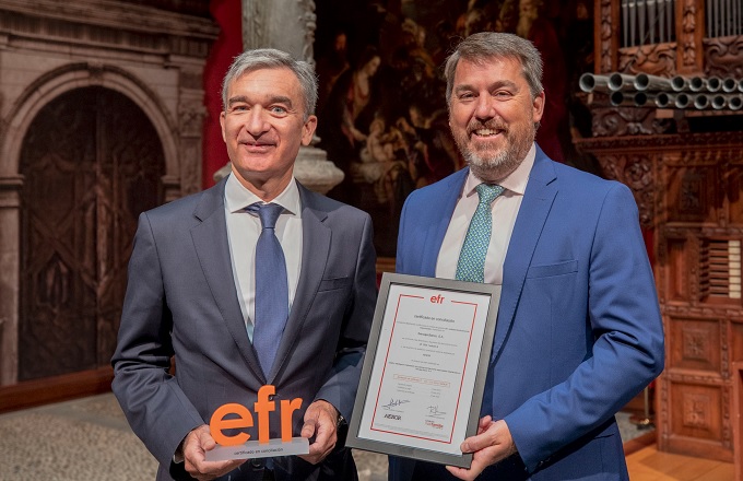 Víctor Iglesias (izda.), consejero delegado de Ibercaja, recibe el sello efr de la mano de Rafael Fuertes, director general de Fundación Másfamilia