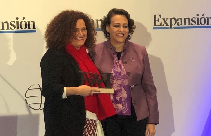 Olga Sánchez, CEO de AXA España, recibe el Premio Expansión & Empleo a mejor CEO del año de manos de la ministra de Trabajo, Migraciones y Seguridad Social, Magdalena Valerio