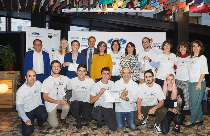 Los equipos premiados junto a responsables de Ford Motor Company y Apadrina la Ciencia