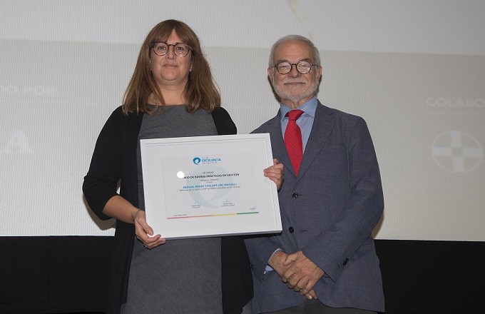 Yolanda Gallego, jefa del departamento de Desarrollo de Proyectos en PRL y directora adjunta de los servicios de prevención de MC Mutual, recibe el premio de manos de Javier Nadal, presidente de la Asociación Española de Fundaciones