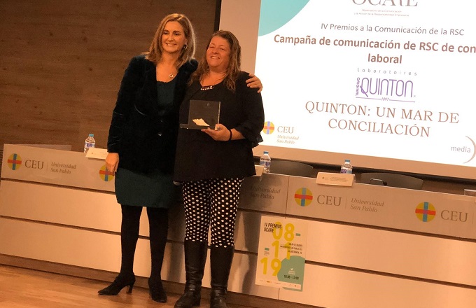 Cecilia Coll (dcha.), responsable de personas con valores de Laboratorios Quinton, durante la entrega del premio