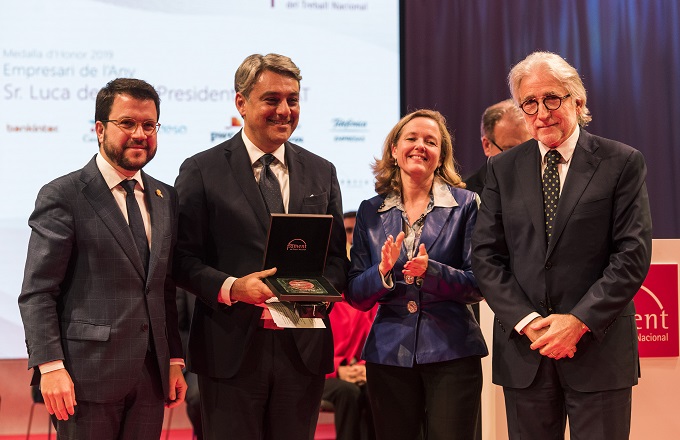 Luca de Meo, recoge la Medalla de Honor de manos del presidente de Foment del Treball, Josep Sánchez Llibre, acompañados de la ministra de Economía y Empresa, Nadia Calviño, y del vicepresidente de la Generalitat de Cataluña y conseller de Economía, Pere Aragonés