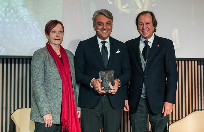 Luca de Meo ha recogido el premio de manos de Gabriel Masfurroll, presidente del Consejo Social, y de la rectora de la UAB, Margarita Arboix