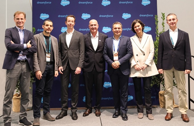 Directivos de CaixaBank y Salesforce en el acto de firma del acuerdo, en un encuentro celebrado en San Francisco en el marco de Dreamforce, el evento de software más grande del mundo