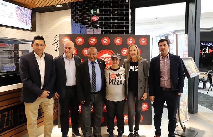 De izquierda a derecha, Sebastián Fernández Reyes, del Área Social Fundación Málaga C.F., Miguel Justribó, EVP de Comunicación y RSC de Grupo Telepizza, Ben Barek, consejero consultivo del Málaga C.F., Tamara, jugadora Genuine del Málaga C.F., Olga de la Fuente, directora de Fundación LaLiga, y Lucas Rodríguez, de Fundación Málaga C.F.