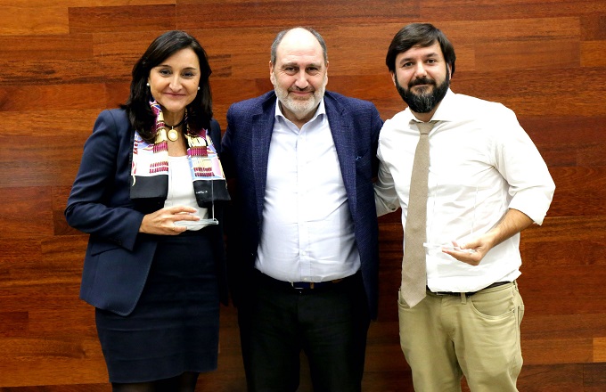 De izquierda a derecha, Remedios Orrantia, directora de Recursos Humanos e Inmuebles de Vodafone España y presidenta del Patronato de la Fundación Vodafone España, Javier Cantera, presidente de AUREN BLC, y Daniel Suárez, presidente de Zapiens
