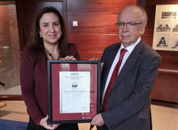 Eva Subirá, directora de Aenor en Cataluña, entrega el certificado a Joan Munt, presidente de La Mutua de los Ingenieros