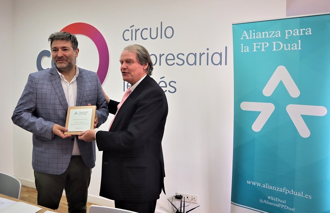 Julio C. Álvarez Alonso (izda.), presidente del Círculo Empresarial Leonés, y Francisco Belil, vicepresidente de la Fundación Bertelsmann
