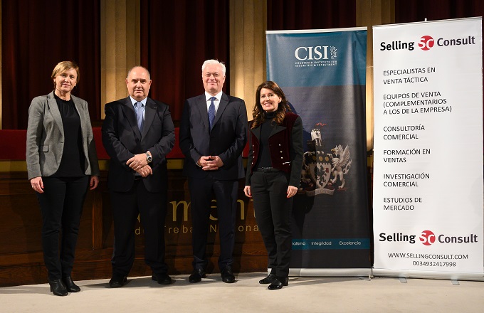 De izquierda a derecha, Coco Vilaseca-Whitehead, directora del Centre Internacional de Formació Contínua de la Fundació Universitària del Bages (FUB), campus Manresa (UManresa) de la Universitat de Vic-Universitat Central de Catalunya (Uvic-UCC), Isidre Martínez Ivars, socio-administrador de Selling Consult, Kevin Moore, director de expansión internacional del CISI, y Rosa Mateus, directora del CISI en España