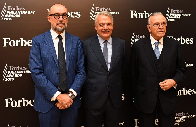 De izquierda a derecha, Andrés Rodríguez, editor y director de la revista Forbes, Ignacio Garralda, presidente de la Fundación Mutua Madrileña y presidente y consejero delegado del Grupo Mutua Madrileña, e Isidro Fainé, presidente de la Fundación Bancaria la Caixa
