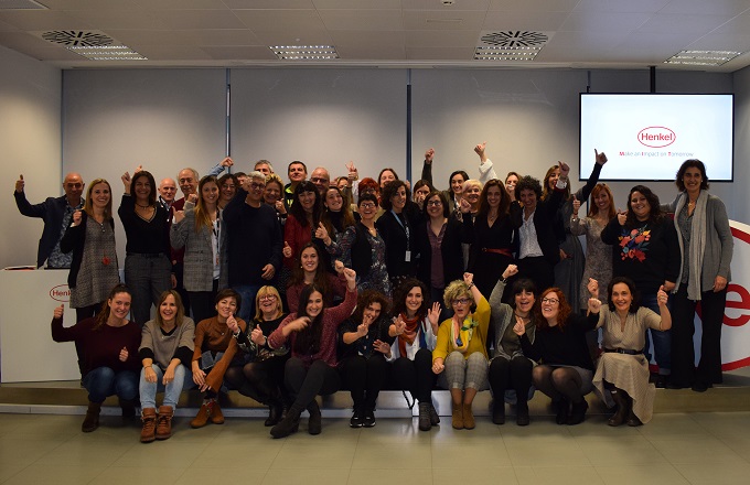 Empleados de Henkel Ibérica con los representantes de los 29 proyectos presentados
