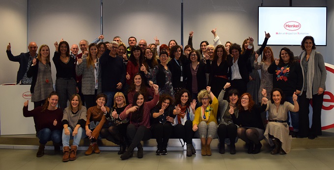 Empleados de Henkel Ibérica con los representantes de los 29 proyectos presentados