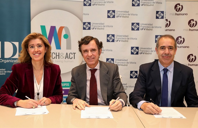 De izquierda a derecha, María Sánchez Arjona, presidenta de la Fundación máshumano, Daniel Sada, rector de la Universidad Francisco de Vitoria, y Javier García, director general de Watch&Act 