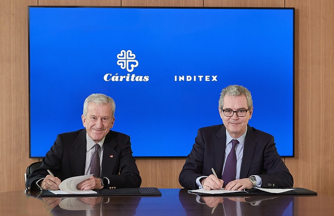 Los presidentes Inditex, Pablo Isla (izda.), y Cáritas, Manuel Bretón, durante la firma del acuerdo en la sede de la compañía