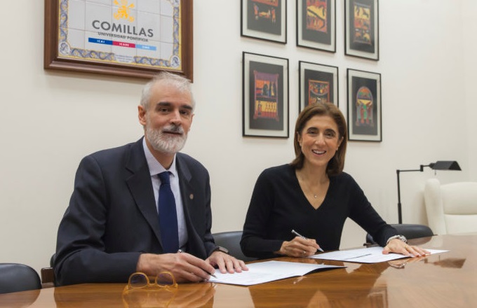 Pilar López, presidenta de Microsoft España, y Julio L. Martínez, rector de la Universidad Pontificia Comillas, durante la firma del acuerdo