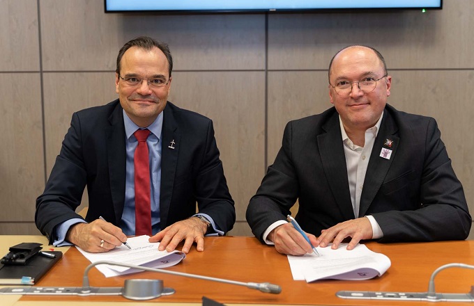 Markus Tacke (izda.), CEO de Siemens Gamesa, y Valter Sanches, secretario general de IndustriALL Global Union