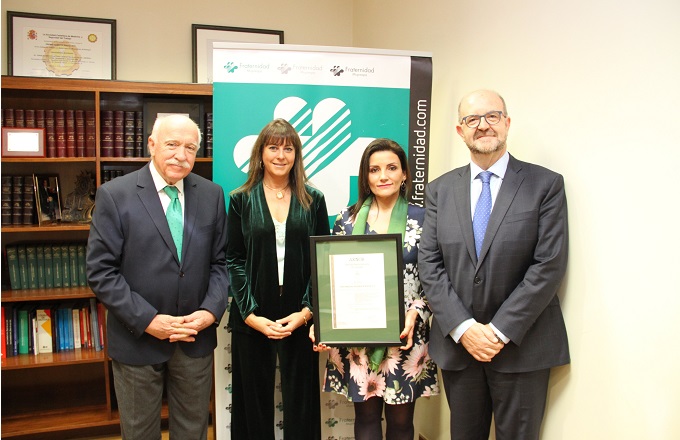Manuel Romero, director de inteligencia y vigilancia de mercado de Aenor, entrega el certificado a Carlos Aranda, director gerente de Fraternidad-Muprespa, en presencia de Natalia Fernández Laviada, subdirectora general de prevención, calidad y comunicación de Fraternidad-Muprespa, y Elena Iglesias, directora de calidad y medio ambiente de Fraternidad-Muprespa