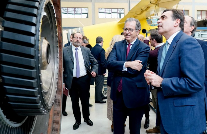 El consejero de Educación y Juventud de la Comunidad de Madrid, Enrique Ossorio (centro), y el vicepresidente de la Comisión Europea, Margaritis Schinas (derecha)