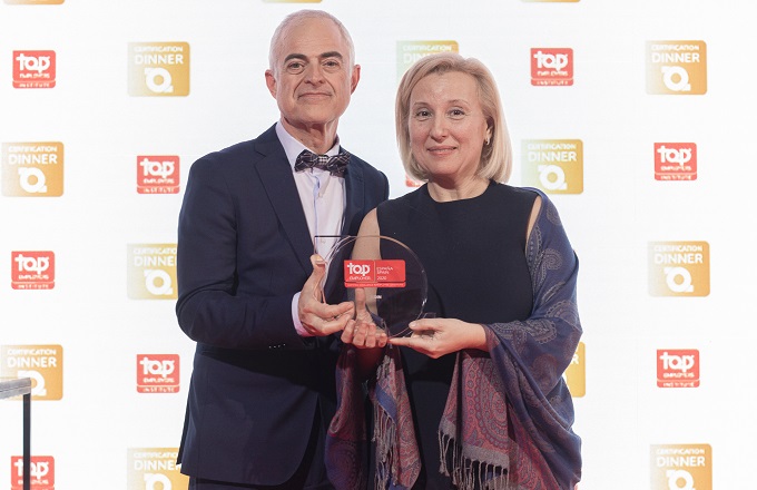 Aurea Benito, directora de RRHH de ISDIN Corporate, recibe el premio Top Employer