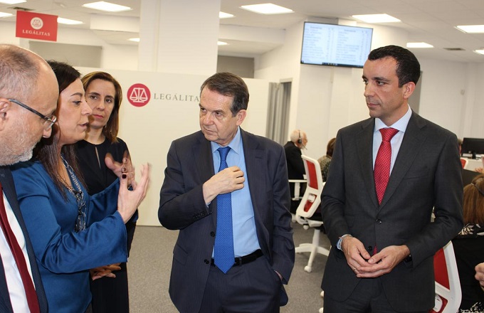 Abel Caballero (centro), alcalde de Vigo, y Luis del Pozo (derecha), CEO de Legálitas, durante la inauguración de la nueva sede