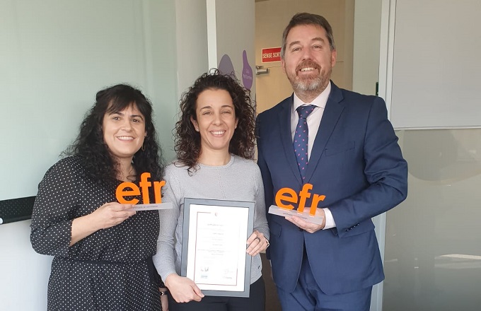 Rafael Fuentes, director de Fundación Másfamilia, entrega el certificado a Eva González, directora de relaciones laborales de Liberty, en la sede de la compañía aseguradora en Barcelona
