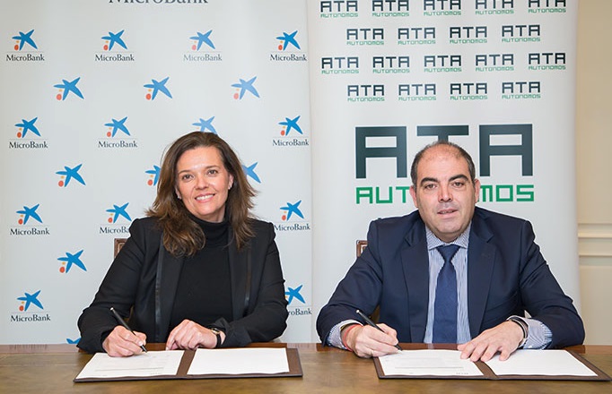 Ana María Díez, consejera de MicroBank, y Lorenzo Amor, presidente de ATA, durante la firma del acuerdo