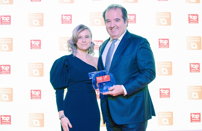 Sergio Rodríguez, director general de Pfizer, con Mariam Pedreira, senior HR account manager de Top Employers Institute 