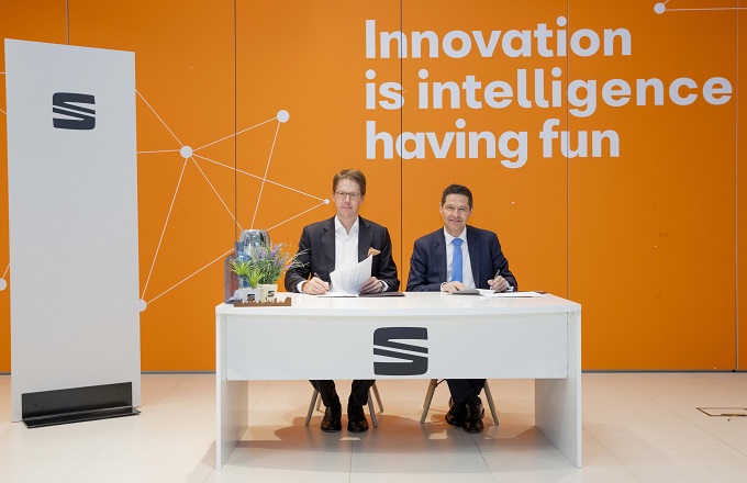 Franz Heukamp y Xavier Ros, durante la firma del acuerdo
