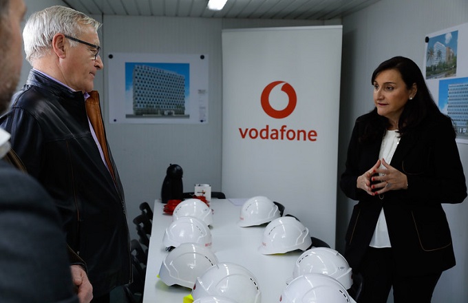 Joan Ribó, alcalde de Valencia, y Remedios Orrantia, directora de RRHH de Vodafone