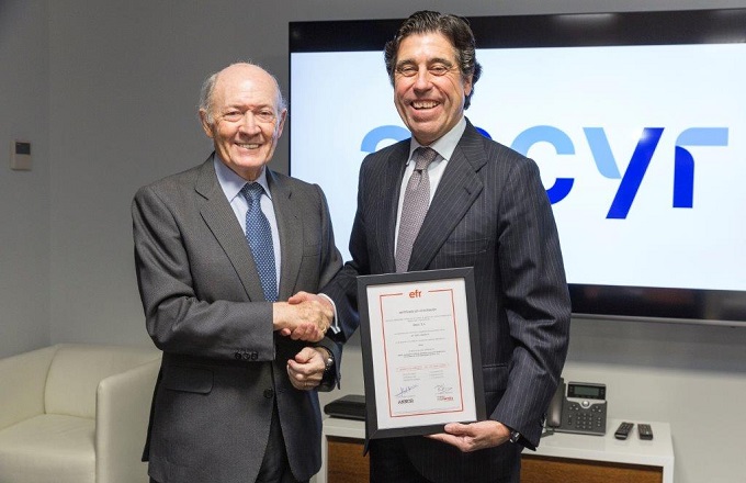 Manuel Manrique (dcha.), presidente de Sacyr, recibe el certificado de manos del presidente de Másfamilia, Antonio Trueba