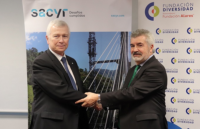 Miguel Heras (izda.), director general corporativo de Sacyr, y Javier Benavente, vicepresidente ejecutivo de la Fundación Diversidad