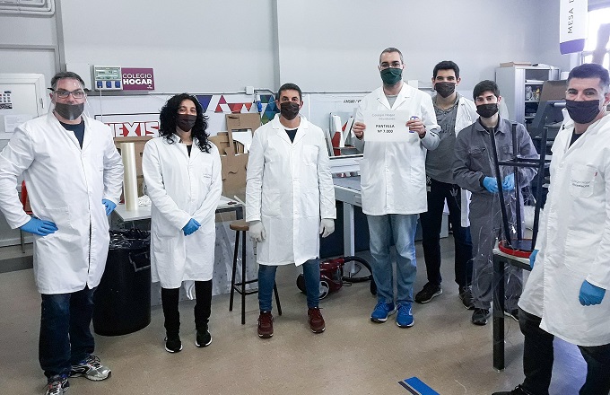 Los voluntarios de Afundación que fabrican las pantallas faciales