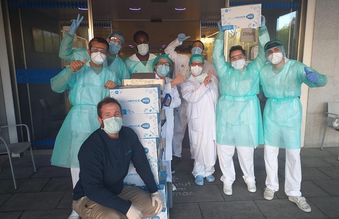 Profesionales sanitarios del CAP Sant Andreu (Barcelona) reciben el suministro de agua de Aquaservice