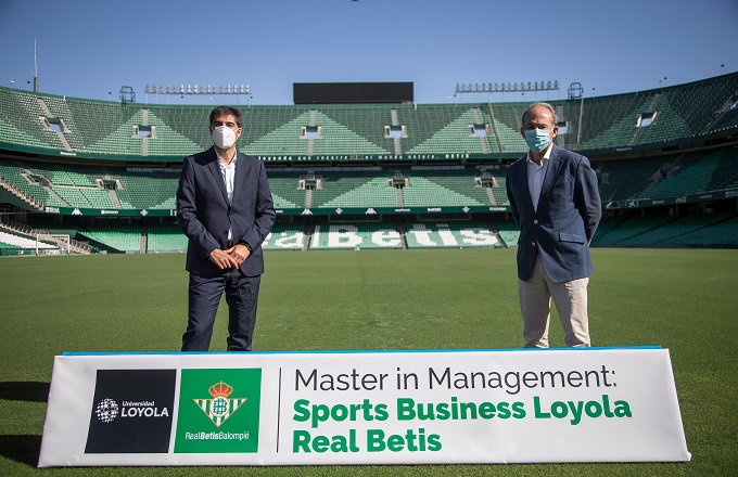 Ángel Haro (izda.), presidente del Real Betis Balompié, y Gabriel Pérez, rector de la Universidad Loyola