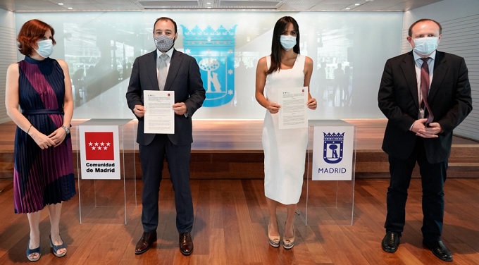 Manuel Giménez, consejero de Economía, Empleo y Competitividad del Gobierno regional, y Begoña Villacís, vicealcaldesa de Madrid, mostrando los documentos firmados 