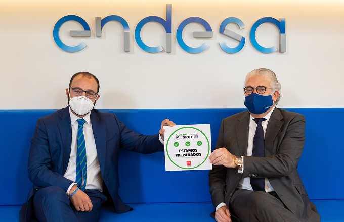 Manuel Giménez (izda.), consejero de Economía, Empleo y Competitividad de la Comunidad de Madrid,  entrega el distintivo Garantía Madrid a José Bogas, consejero delegado de Endesa 