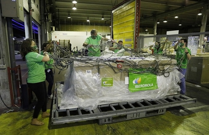 Voluntarios Iberdrola en la llegada de respiradores a Barajas