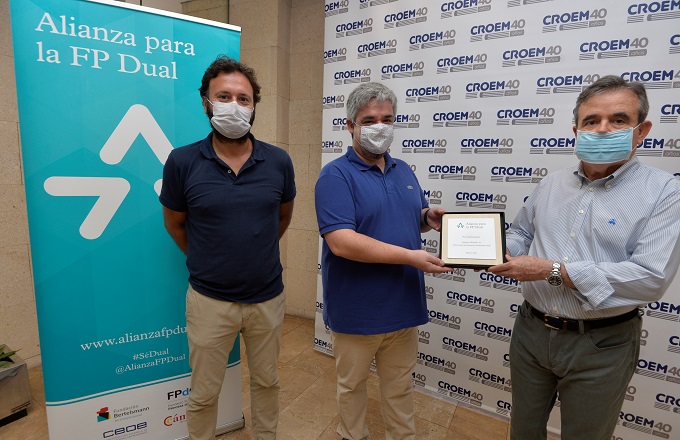De izquierda a derecha, Ramón Avilés, vicesecretario general de CROEM, Miguel Ángel López, director de RRHH de PcComponentes, y José Jesús Rosique, secretario general de CROEM, durante la entrega de la placa de adhesión a la Alianza para la FP Dual