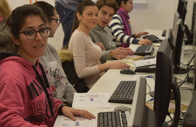 Asistentes a uno de los cursos organizados por Secretariado Gitano