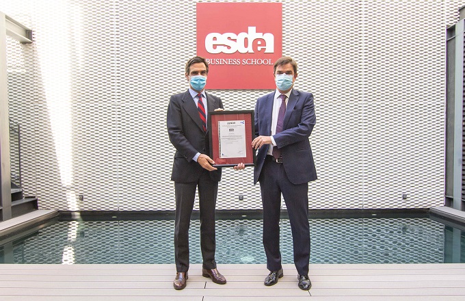 Alberto Isusi (izda.), presidente de Esden Business School, y Gonzalo Piédrola, director de la región Centro y Europa de Aenor