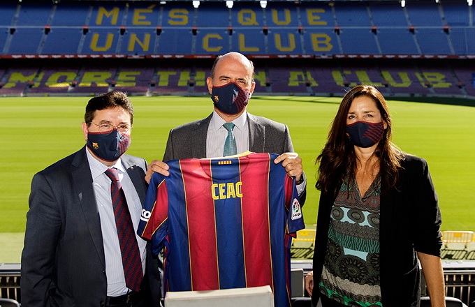 Mohammed Chaib i Akhdim (izda.), patrón de la Fundación Barça, Sergi Terraza, director general de Formación Profesional y Continua de Planeta Formación y Universidades, y Maria Vallés, directora general de la Fundación Barça